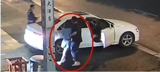 男子扶着摇摇晃晃的柯小姐上了车