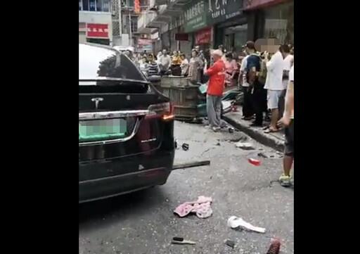 四川南充特斯拉车祸致2死6伤 特斯拉回应:非车辆故障