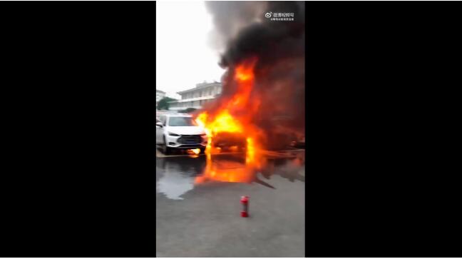 奔驰EQC停车场起火，官方暂未回应