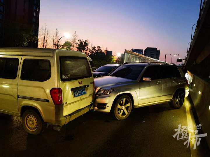 “打滑，相撞，断断续续停了20多辆车……”彩虹高架风情大道昨晚多车追尾 结冰路段安全出行攻略请收好