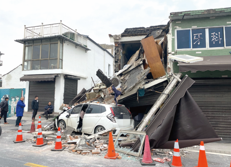 杭州本田轿车撞塌二层小楼 司机说捡手机方向打偏 所幸无人受伤