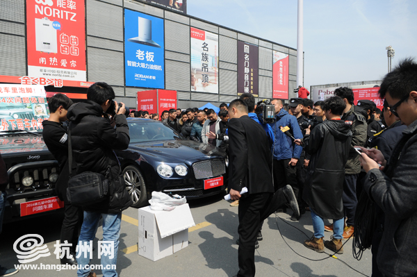 2016第五届中国（杭州）问题车展 宾利 飞驰 轮胎鼓包 轮毂变形