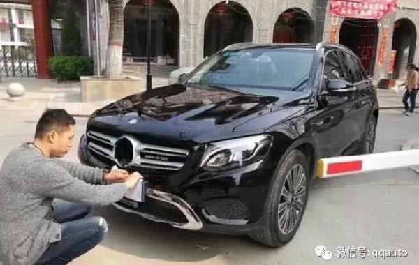 小伙刚提的奔驰SUV 结果车标一夜被盗！