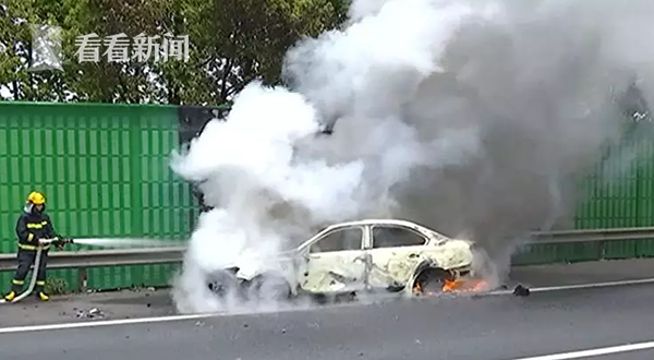 傻眼！车底粘了这东西 轿车高速上被烧成空壳...