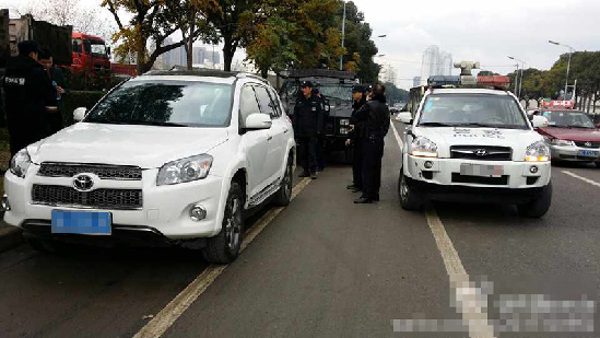 1月8日，温州市公安局特警支队民警在市区江滨东路训练途中，发现路边一辆白色丰田越野车后备箱中，竟有一头真老虎。（图片来源网络）