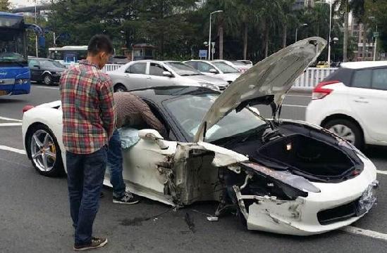 组图：深圳一法拉利撞公交车 车轮飞出受损严重