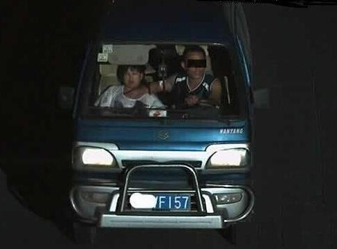 交警温馨提示：驾车不摸奶，摸奶不驾车