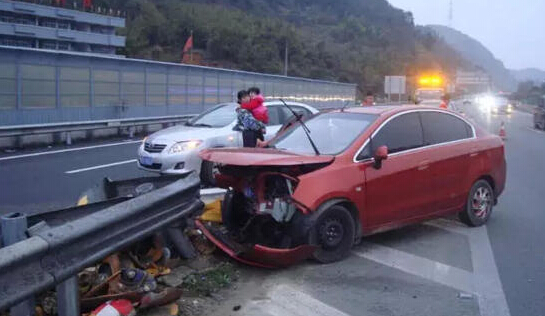 温州一男子高速快车道倒车 致三岁颅脑骨折