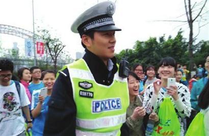 执勤交警长太帅遭围观 被护送出场