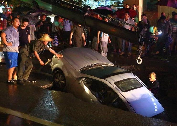 深圳暴雨路面地陷大坑 车辆被卡“动弹不得”