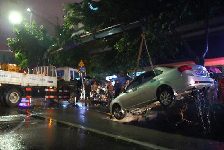 深圳暴雨路面地陷大坑 车辆被卡“动弹不得”