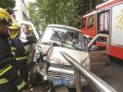 南京一面包车撞上护栏 副驾乘客遭钢管穿胸(图)