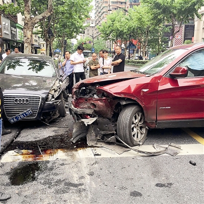 宝马X3 奥迪A6 中山北路 百井坊巷