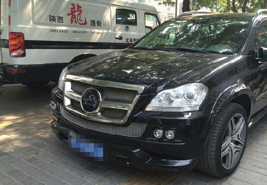 小孩划豪车 奔驰 卡尔森