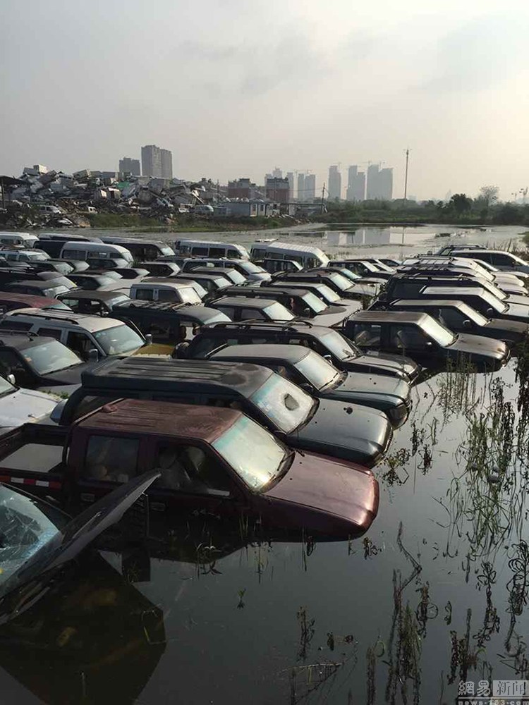 暴雨 废弃车 被淹