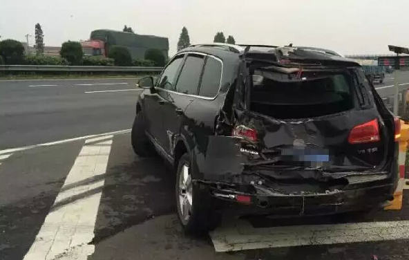 杭甬高速 大众途锐 高速变道 私家车 半挂车