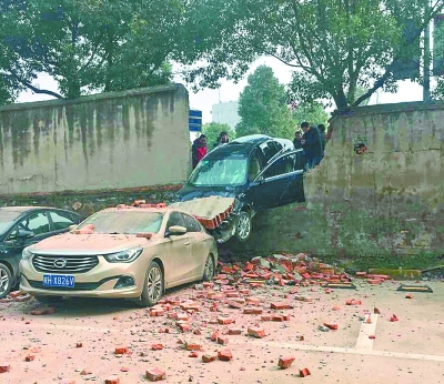 油门成刹车 穿墙 追尾 捷豹