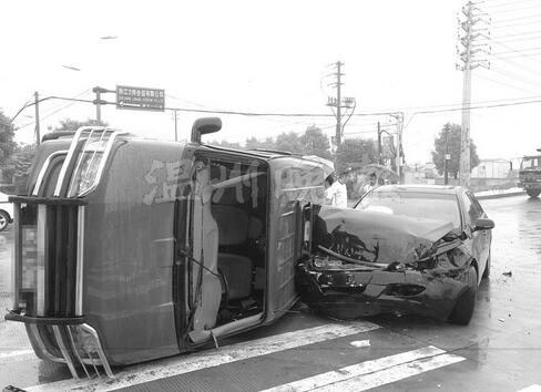 雨天不减速比亚迪撞运钞车 运钞车上多人受伤