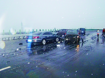 因为雨雪路滑，高速上很多车辆速度过快追尾。