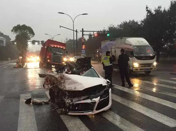 之江路百万元奥迪跑车将货车车轮撞飞 副驾美女满脸鲜血！